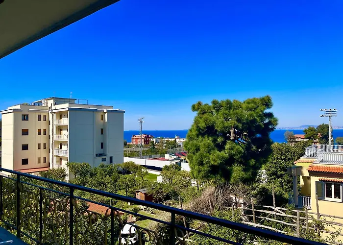 Bright 3 Bedrooms With Seaview Balcony Appartement Sorrento
