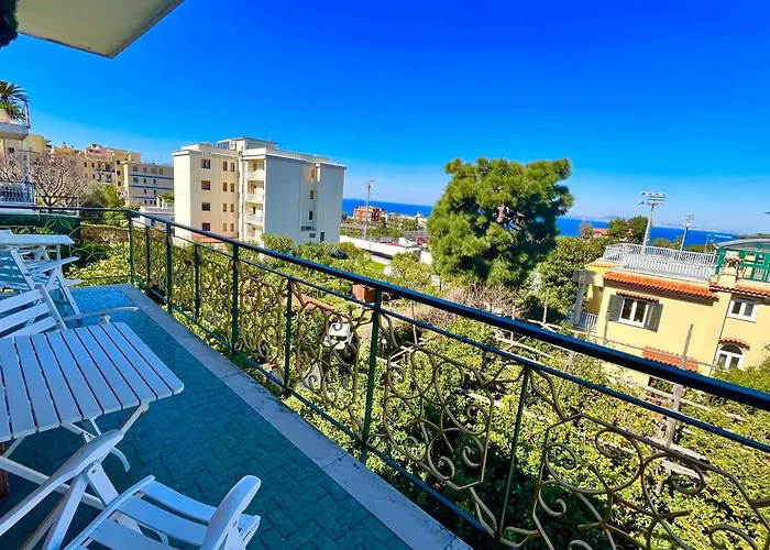 Bright 3 Bedrooms With Seaview Balcony Appartement Sorrento